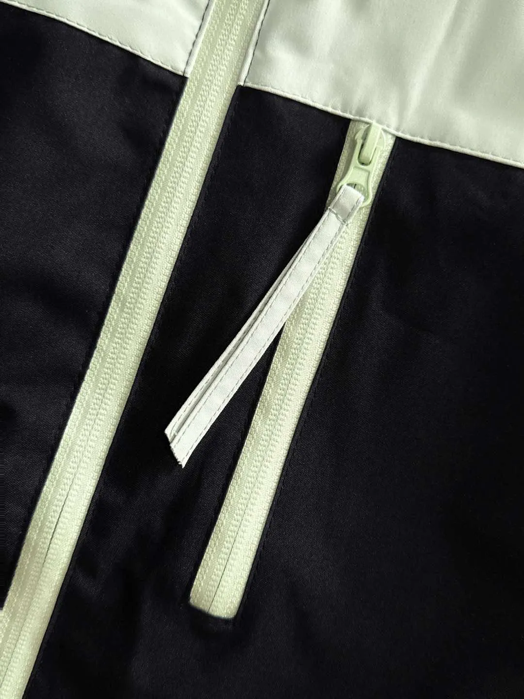P460 Stone Island 2025 autumn latest zipper windbreaker jacket jacket. Complete with three standards, custom-dyed nylon fabric, overall casual and upscale. The fabric texture is relatively thin, very light, and comfortable on the upper body, suitable for early autumn and spring wear. Simple lines, customized hardware zippers, elegant and concise style, light and comfortable to wear, extremely urban luxury and low-key elegance, with a casual and lazy feeling, the upper body effect is very good, quite wide and stylish, natural drape, simple and elegant! Top luxury classic style items, gentle High-end, quiet but full of power, it perfectly conveys the brand's sense of trend and recognition. The upper body is super cool and stylish, and extremely luxurious, showing your rank, strength and taste from all aspects! The overall grade is even more obvious, the upper body is comfortable and unrestrained, and has a casual and loose effect. Size:S-2XL